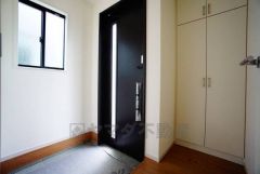 採光も考えられた明るい玄関です。自動で閉まるタッチキーとTVインターホンが装備されているので、セキュリティーも安心。