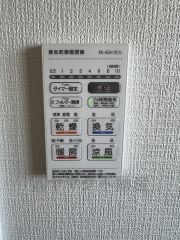 雨の日の洗濯も安心できる浴室暖房乾燥機付き浴室。リモコンで操作もボタン1つで簡単。 浴室暖房乾燥機には、暖房、乾燥、涼風、換気の4つの機能が付いています。タイマー付きです。