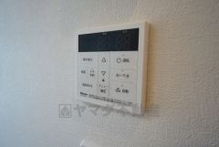 給湯器リモコンはキッチン横からボタンひとつで操作が楽々。