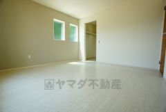 同仕様写真。収納力豊富なウォークインクローゼット付き。洋服や小物などを1箇所にまとめて美しい収納を実現します。