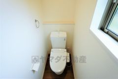 同仕様写真。ウォシュレット付トイレです。節水機能もあるので、安心して使えますね。もちろん、1階2階の2ヶ所にトイレがあるので、忙しい朝にもゆとりができますね。