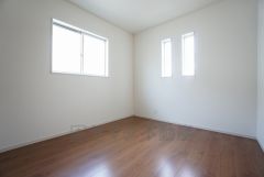 同仕様写真。2面採光を確保した明るい室内は、風通しも良く、大変居心地の良い空間となっております。爽やかな風を感じて起きる朝は、快適生活の始まりに。