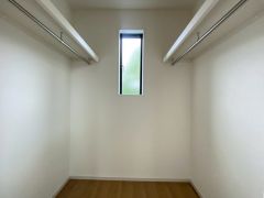 収納力豊富なウォークインクローゼット付き。洋服や小物などを1箇所にまとめて美しい収納を実現します。
