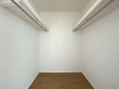 収納力豊富なウォークインクローゼット付き。洋服や小物などを1箇所にまとめて美しい収納を実現します。