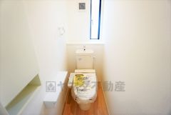 同仕様写真。ウォシュレット付トイレです。節水機能もあるので、安心して使えますね。もちろん、1階2階の2ヶ所にトイレがあるので、忙しい朝にもゆとりができますね。