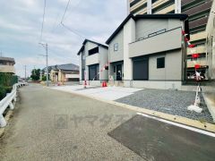 前面道路は南西側約4ｍ。 スーパー徒歩5分。コンビニ徒歩15分。ドラッグストア徒歩7分。