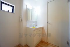 三面鏡つき洗面台。収納も一体型になっているので、ドライヤーやヘアアイロンの置き場に困りませんね。