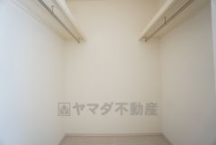 ウォークインクローゼット付き＾＾ハンガーパイプ下にボックスを置いて、枕棚を活用して、たっぷりと収納できそうです＾＾