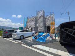 駐車スペースはゆとりある4台分を確保。マイカー用に、お客さま用に、余裕を持ってご利用いただけます。
