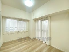 2面採光を確保した明るい室内は、風通しも良く、大変居心地の良い空間となっております。爽やかな風を感じて起きる朝は、快適生活の始まりに。