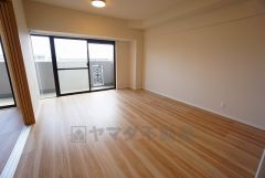 大きな窓のあるリビングは、陽光あふれる明るい空間です。居心地良く、ご家族皆がゆったり寛げる憩いの空間となりそうです。