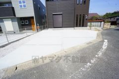 駐車スペースは2台分確保＾＾ご夫婦で1台ずつ所有出来ます＾＾