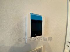 防犯性もばっちり、TVモニター付きインターフォン完備。大きなモニターで玄関先を確認できます。録画機能が付いているので不在時の訪問者も確認できて安心です^^