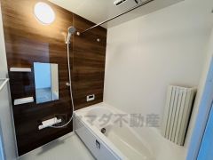 1日の疲れを癒すくつろぎのバスルーム。足を伸ばしてもゆったりと入れるサイズです。お子様と一緒にお風呂に入っても狭くないですね^^
