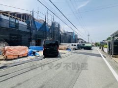 現地（2025年5月）撮影。ゆったりとした6ｍ幅の道路をはさんでいることで陽射しを遮られることなくとても明るいです。