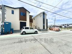 1号棟。前面道路は西側約7.5ｍ。 幅広くお車の離合もスムーズです。 余裕を持って駐車もできます 西鉄バス粕屋中央小学校前停徒歩9分＾＾