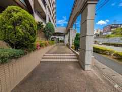 通路を歩く数秒間で仕事モードの緊張が自然とリセットされます。 