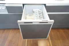 家事の時間が短縮できる食器洗浄乾燥機付。後片付けもラクラクです。 食器を洗う手間が減るので家族とのコミュニケーションの時間や自分の時間が増えますね。