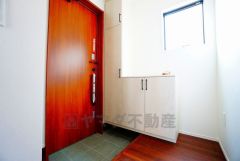 たっぷり収納できるシューズボックスです。家族全員の靴がきれいに整頓できます。棚の上にお花や写真を飾っても良いですね。