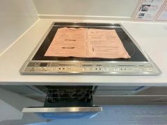 お手入れのしやすいIHクッキングヒーターです。 3口コンロなので、効率よくお料理が楽しめます。毎日のお料理も楽しくなりますね＾＾