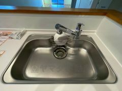 広々とした凸型シンクに洗剤ポケットを標準装備。大きなお鍋など洗いやすいです。洗剤や石鹸、スポンジもすっきりできる収納付き。