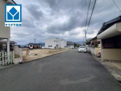 全2区画の新築戸建が新登場です。広々した前面道路は、交通量も少なく小さなお子様も安心。