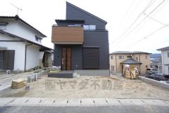 駐車スペースはゆとりある2台分を確保。マイカー用に、お客さま用に、余裕を持ってご利用いただけます。 ご夫婦で1台ずつと急な来客やご友人が来ても安心して駐車できます＾＾