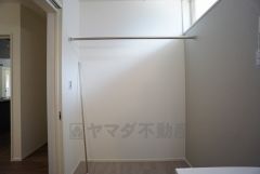 便利な洗面室収納。散らかりがちなバスタオルや清掃用品、化粧品や予備のシャンプー等もきれいに整頓できますね。