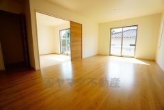 同仕様写真。大きな窓のあるリビングは、陽光あふれる明るい空間です。居心地良く、ご家族皆がゆったり寛げる憩いの空間となりそうです。