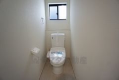 温水洗浄機付トイレです。節水機能もあるので、安心して使えますね。もちろん、1階2階の2ヶ所にトイレがあるので、忙しい朝にもゆとりができますね。