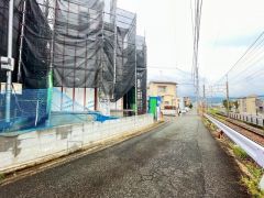 コンビニ、スーパーまで徒歩7分。ドラッグストア徒歩6分。