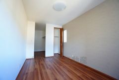 デザインクロスが2階洋室の雰囲気を上品に仕上げています。いつもと違う雰囲気のお部屋をお楽しみください。