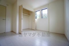 明るい洋室です。ナチュラル色のフローリングで開放的な優しい雰囲気になっています＾＾ベッドや机、ＴＶを置いてもゆとりのある広さです。