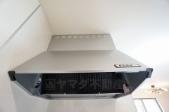 調理により発生する油煙や臭いを吸い込み、屋外へ排気してくれます。