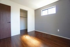 住む人のこだわりを活かす洋室＾＾日当たりがよく、寝室としての利用もおすすめ。広めのクローゼットもあり荷物もすっきり片付けれ、ゆとりのある暮らしが出来ます＾＾