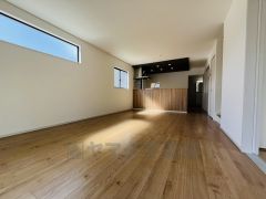 対面式キッチンを中心としたリビングダイニングで家族の会話が弾みそうです。