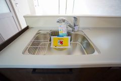広々とした凸型シンクに洗剤ポケットを標準装備。大きなお鍋など洗いやすいです。洗剤や石鹸、スポンジもすっきりできる収納付き。