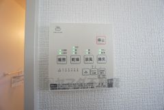 雨の日の洗濯も安心できる浴室暖房乾燥機付き浴室。リモコンで操作もボタン1つで簡単。 浴室暖房乾燥機には、暖房、乾燥、涼風、換気の4つの機能が付いています。タイマー付きです。