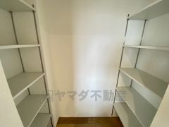 キッチン横パントリー。食器やキッチン用品、食料品の保存に便利です＾＾可動棚式なので高さのある物もスッキリ収納できます＾＾