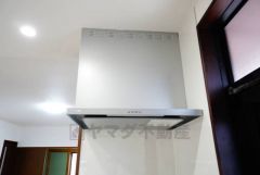 調理により発生する油煙や臭いを吸い込み、屋外へ排気してくれます。