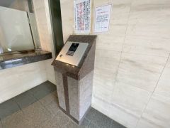 共用部。オートロック完備で安心。住人以外はエントランスに侵入できないため、不審者の侵入を効果的に防ぎます＾＾