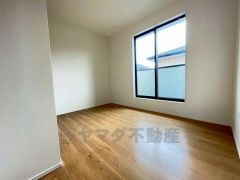 大きな窓からは快適な光が差し込みます＾＾ お気に入りの家具とインテリアで素敵な部屋を作りましょう。