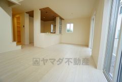 家族が集まる開放的なリビング。約19.5帖の大空間で毎日のお食事が楽しみです＾＾思い思いの時間を過ごしたり、家族みんなで食事をしたり、素敵な団らんの場になりますね。