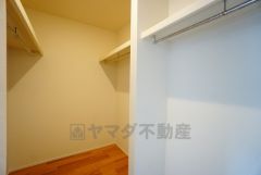 同仕様写真。収納力豊富なウォークインクローゼット付き。洋服や小物などを1箇所にまとめて美しい収納を実現します。