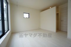 住む人のこだわりを活かす洋室＾＾日当たりがよく、寝室としての利用もおすすめ。広めのクローゼットもあり荷物もすっきり片付けられ、ゆとりのある暮らしが出来ます＾＾
