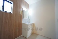 レバーシャワーで引き出して使用できます。収納も一体型になっているので、ドライヤーやヘアアイロンの置き場に困りませんね。