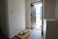 たっぷり収納できるシューズボックスです。家族全員の靴がきれいに整頓できます。棚の上にお花や写真を飾っても良いですね。