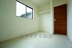 同仕様写真。木目調のシンプルデザインで落ち着きと安らぎの空間に仕上げています。各部屋に収納が完備されているので、お荷物が多くなっても安心の設計です。