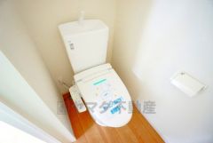 ウォシュレット付トイレです。節水機能もあるので、安心して使えますね。もちろん、1階2階の2ヶ所にトイレがあるので、忙しい朝にもゆとりができますね。