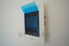 防犯性もばっちり、TVモニター付きインターフォン完備。大きなモニターで玄関先を確認できます。録画機能が付いているので不在時の訪問者も確認できて安心です^^